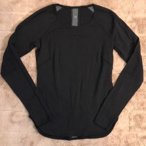 Lululemon Women’s Long Sleeved Pull Over.